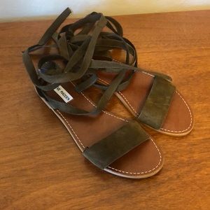 Straps sandals